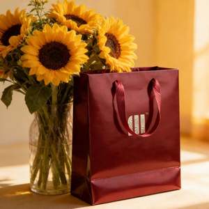 Bolsas Personalizables Tipo Tote para Pequeños Accesorios y Compras de Regalos, Hechas de Papel Especial Reciclable Color Borgoña - Product Image 6