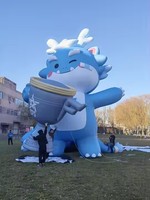 Mascotte publicitaire gonflable géante en PVC, modèle de dragon bleu, conception personnalisée avec logos, pour les défilés de vacances et les décorations d'événements en plein air