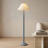 Lampadaire moderne danois bleu macaron, vintage, avec abat-jour en tissu festonné, à articulation sphérique, à tige haute, orné de perles pastel, pour salon