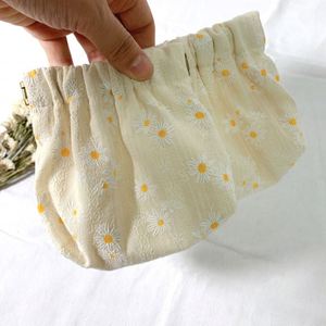Petits sacs en coton personnalisés pour bijoux avec bouton magnétique - Product Image 5