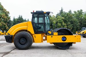 Compacteur vibrant 110 kW LTS214H, adaptable aux travaux en altitude pour la construction de bases routières et de barrages - Product Image 3