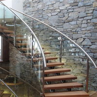 Escalier en spirale intérieur avec garde-corps en verre et marches en bois pour la décoration de villas et de maisons résidentielles, escalier courbé moderne sur mesure