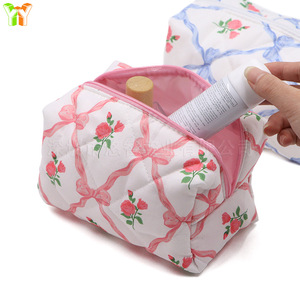 Bolsa de cosméticos de algodón estilo corte con estampado de rosas, disponible en stock en Instagram, bolsa de aseo con cremallera, bolsa con estampado floral y lazo. - Product Image 2