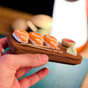Jouet anti-stress Clicker Sushi Nigiri au saumon, inspiré des aliments, avec plateau, pour le bureau - Product Image 1