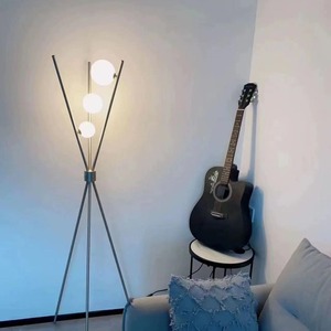 Phòng ngủ đèn sáng tạo nghệ thuật sắt giường Đèn sàn nhà thiết kế ánh sáng mới sang trọng Bắc Âu đơn giản Đèn sàn - Product Image 2