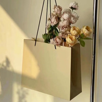 Sac en papier personnalisé pour boutique de vêtements, couleur personnalisée, sac en papier luxueux avec logo sur la poignée