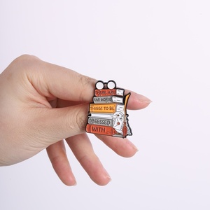 Pin de solapa de metal esmaltado personalizado con diseño de <span class=keywords><strong>libro</strong></span> mágico, búho y escoba de mago, para lectores obsesionados con la lectura, regalo de joyería creativo - Product Image 2
