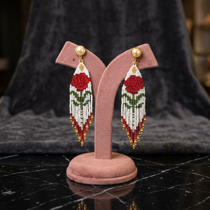 Boucles d'oreilles à franges de roses en perles Miyuki Delica faites à la main Sstringz, blanc ivoire, rouge rubis, vert feuille et or, avec clous de perles floraux sur le dessus - Product Image 1