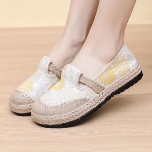 Chaussures plates en tissu de Pékin de style ethnique pour femmes, conception transfrontalière brodée, sans lacet léger pour l'automne pour les personnes d'âge moyen - Product Image 3