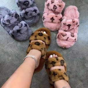 Chaussons jetables en fausse fourrure antidérapants personnalisables avec logo 2026 pour femmes, usage intérieur domestique - Product Image 1