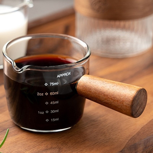 Verre à shot d'espresso avec poignée en bois, pichet doseur en verre avec échelle en onces et en ml, bec verseur, petite carafe à lait pour café - Product Image 3