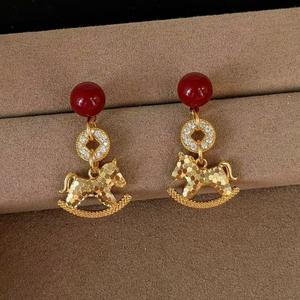 Boucles d'oreilles pendantes en alliage de zinc avec strass en cristal, motif cheval rouge, pour femme - Product Image 3