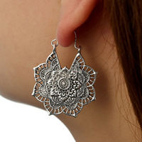 Pendientes de Aleación con Diseño Floral Calado, Estilo Étnico Retro, con Piedra Natural, para Mujer, Exportación Europea y Americana