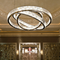 Lustre moderne de luxe en laiton avec anneaux entrelacés et cristaux, grand luminaire suspendu circulaire à LED, intensité variable, éclairage de couleur personnalisable