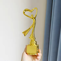 Trophée personnalisé en résine dorée de 26 cm de hauteur représentant une danseuse, idéal pour les concours de danse, de gymnastique et d'art.