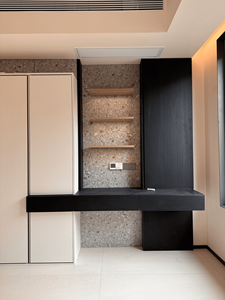 ห้องนอนสไตล์มินิมอลทันสมัย พร้อมตู้เสื้อผ้าในตัว เตียงพับได้ เตียงแบบยกพื้น และโต๊ะทำงาน - Product Image 2