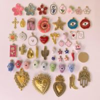 Vente en gros d'accessoires pour femmes DIY, bijoux plaqués or PVD, pendentifs, bracelet à breloques OMG, chaussures de plage, chaîne en acier inoxydable étanche