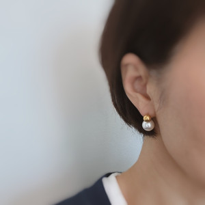 Orecchini a perno con sfera e perla - Product Image 3