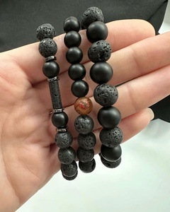 Bracelet en pierre de lave onyx noir fait main pour femmes et hommes, design minimaliste, plaqué argent/or, bijoux cadeau - Product Image 2