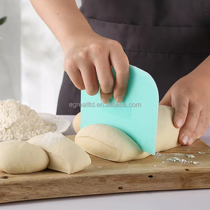 Espátula Raspadora de Plástico Flexible con Borde y Ángulos Afilados para Cortar Masa de Pan, Antideslizante, Ideal para Amantes de la Repostería - Product Image 4
