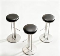 Tabouret de bar commercial moderne et léger en cuir avec assise en bois, base en métal à poteau unique et repose-pieds, hauteur comptoir pour cuisine