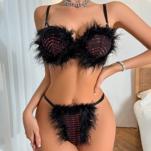 Sous-vêtements élégants en maille transparente à carreaux avec bordure en fourrure noire et détails contrastants - Product Image 2