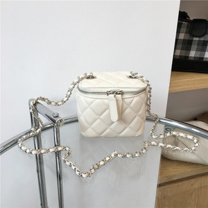 Bolso de Invierno Pequeño Cuadrado con Patrón de Diamantes, Estilo Mini 2022, con Cadena Acolchada y Diseño de Caja de Lápiz Labial - Product Image 3