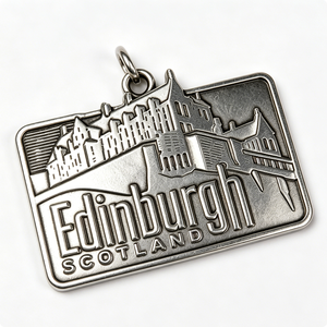 Pin Metálico de Recuerdo de Edimburgo, Escocia, Plateado, Rectangular, con Diseño en Relieve del Paisaje Urbano, Aleación de Zinc Fundida a Presión - Product Image 4