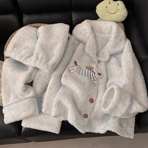 Pyjama en polaire corail pour femmes, style mignon et doux, doublé et épaissi, ensemble de vêtements de détente deux pièces, motif chiot pour le printemps, l'automne et l'hiver - Product Image 4