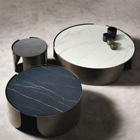 Ensemble de tables basses modernes en pierre frittée avec plateau en marbre et piètement en laiton noir, 3 pièces
