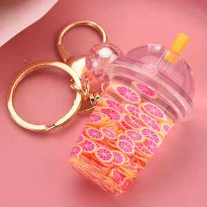 Acryl-Schlüsselanhänger in Milchtee-Flaschenform mit Frucht-Eisbecher-Design und schwebendem Quicksand - Product Image 4