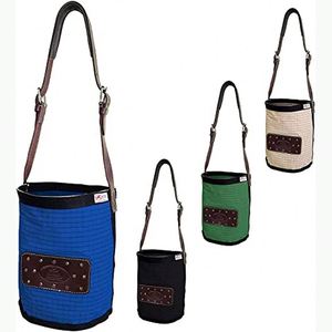 Échantillon gratuit - Sac à foin pour chevaux en polyester ultra-résistant avec fond en toile, à alimentation lente, à 4 côtés, avec ouvertures de 3,5 po et 1,75 po - Product Image 1