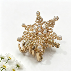 Pinza de Pelo con Perlas de Copo de Nieve, Cristal y Diamantes de Imitación, Pinza de Tiburón, Accesorios Decorativos Festivos de Invierno y Navidad para Mujer - Product Image 6