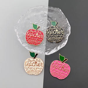 Broche créative en métal motif pomme, décoration de <span class=keywords><strong>sac</strong></span> <span class=keywords><strong>à</strong></span> <span class=keywords><strong>dos</strong></span>, cadeau <span class=keywords><strong>pour</strong></span> la Fête des Enseignants, épinglette en émail, badge métallique <span class=keywords><strong>pour</strong></span> la Semaine de la Reconnaissance des Enseignants - Product Image 5
