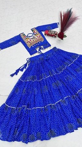 Lehenga Choli de diseñador más vendido para mujer con bordados elaborados y dupatta para bodas y ocasiones nupciales, disponible para la venta. - Product Image 2