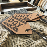 Étiquettes volantes étiquettes en gros personnalisé découpé imprimé nom Logo métal oeillet Kraft papier recyclé étiquettes volantes pour jean