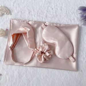 Ensemble de 4 pièces : Masque de sommeil en satin de soie doux, bandeau et chouchous, et taie d'oreiller, pour mariage et fête d'anniversaire - Product Image 1