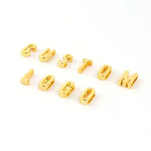 Tersedia manik-manik Slider huruf awal Mini, liontin nama dengan warna berlapis emas, tidak mudah pudar, temuan perhiasan mode