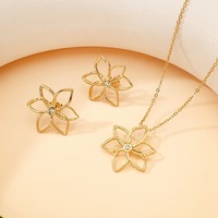 Collier Pendentif Fleur en Acier Inoxydable Plaqué Or 18K avec Strass en Cristal, Style Minimaliste Tendance, Vente en Gros, Cadeau de Mariage