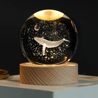 Lampe de nuit en cristal sphérique avec système solaire sculpté en 3D, laser RGB, LED colorée, base en bois
