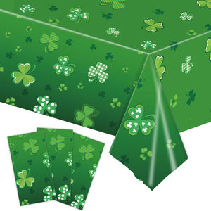 Mantel de Plástico Desechable con Tema Irlandés de Trébol Verde y Duende para Fiesta del Día de San Patricio, con Globos - Product Image 3