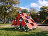 Structure d'escalade pyramidale rouge pour enfants en plein air, structure de jeu pour maternelle avec cadre en acier