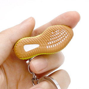 Porte-clés tendance et créatif en forme de chaussure de basket-ball Coconut modèle <span class=keywords><strong>350v2</strong></span>, personnalisable, idéal comme cadeau - Vente flash - Product Image 3