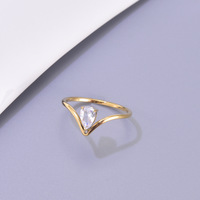 316L Edelstahl V-Form Herz Zirkon Ring PVD 18K Vergoldet Krappenfassung Glänzender Kubischer Zirkonia Feiner Ring für Damen
