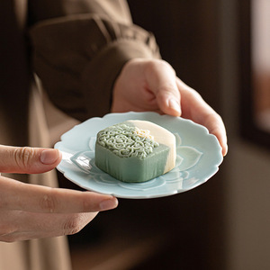 Assiette à thé en céramique en forme de fleur, petit plat à dessert en porcelaine, style rétro luxueux, pour les fêtes - Product Image 1