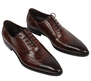 Chaussures habillées classiques pour hommes en cuir brun poli à la main, élégantes, associées à une chaîne en métal noir audacieuse pour hommes - Product Image 1