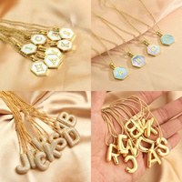 Collar de Acero Inoxidable con Iniciales de Nombre Joyería de Moda Chapada en Oro con Colgante de Letra del Alfabeto en Concha Natural Gargantilla para Mujer