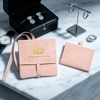 Pochette à bijoux en suède pêche avec doublure en satin, rabat et insert pour collier, personnalisable avec logo