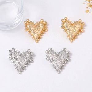 Boucles d'oreilles clous tendance en acier inoxydable plaqué or 18 carats avec zircon, texture martelée, motif œil de démon géométrique, pour femme, idéales pour les soirées - Product Image 4