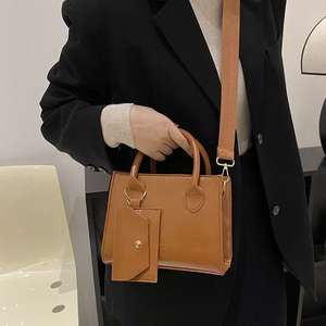 Sac à main structuré en cuir avec poignée supérieure et breloque petite pochette - Product Image 6